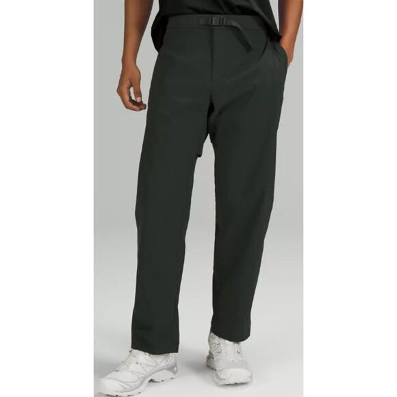 Lululemon Men's Relaxed Fit Belted Stretch Pant In Green Size 40 Outdoors